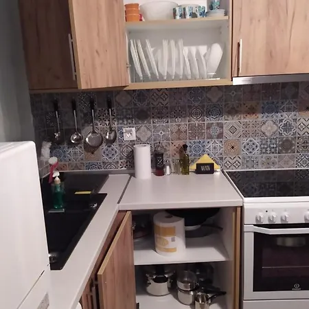 Cozy Three Bdrms At Five Filippou Str Apartment